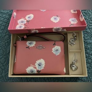 NIB Coach C3218 DAISY Corner Zip Wristlet - Pink With Charms